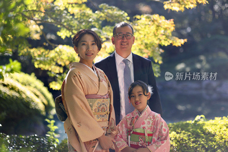 日本父母带着他们的女儿在公园的Shichi go san庆典上
